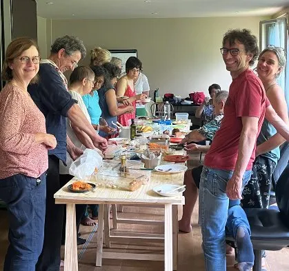 Des stagiaires se servent autour d’une longue table lors d’un repas partagé